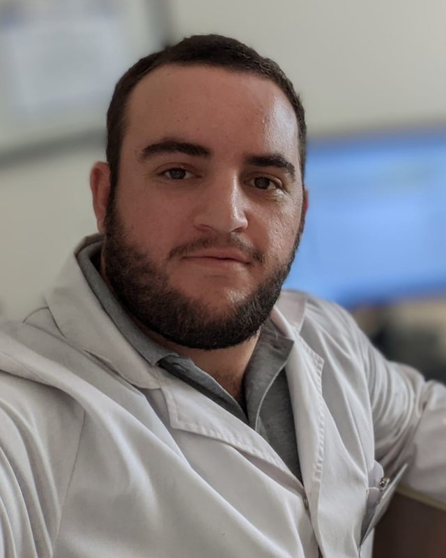 Dr. Ignacio Corteggiano en el consultorio