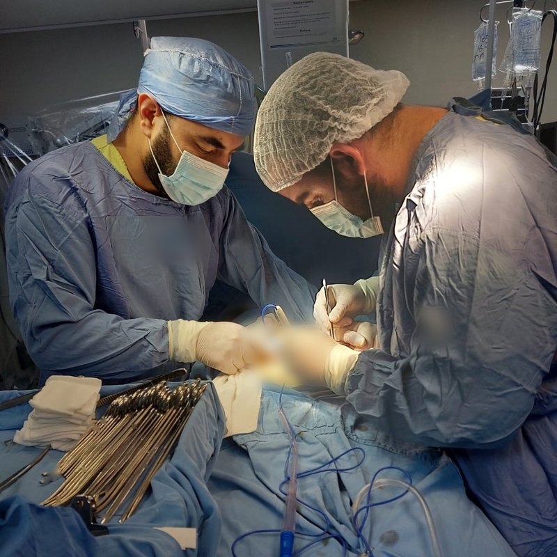 El Dr. Corteggiano operando junto a otro cirujano en el quirófano