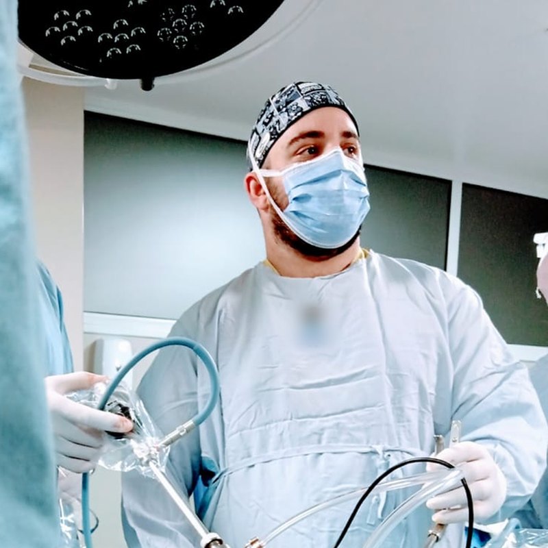 El Dr. Corteggiano durante una cirugía laparoscópica
