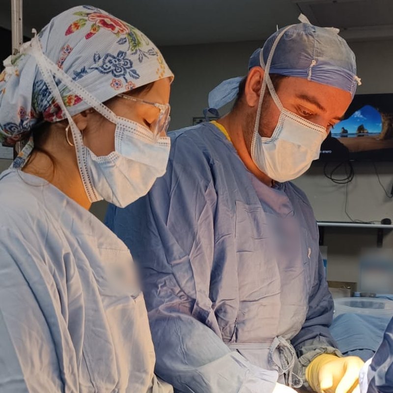 El Dr. Corteggiano y su ayudante durante una cirugía