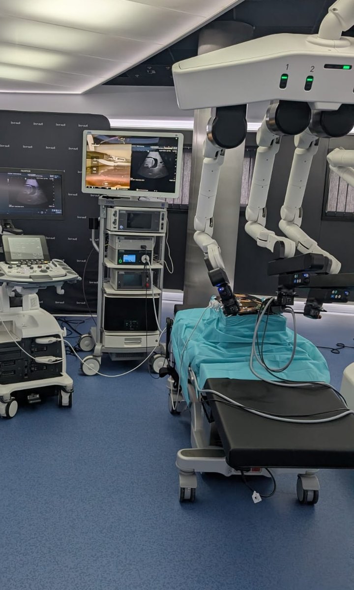 Quirófano con un robot quirúrgico preparado sobre la mesa