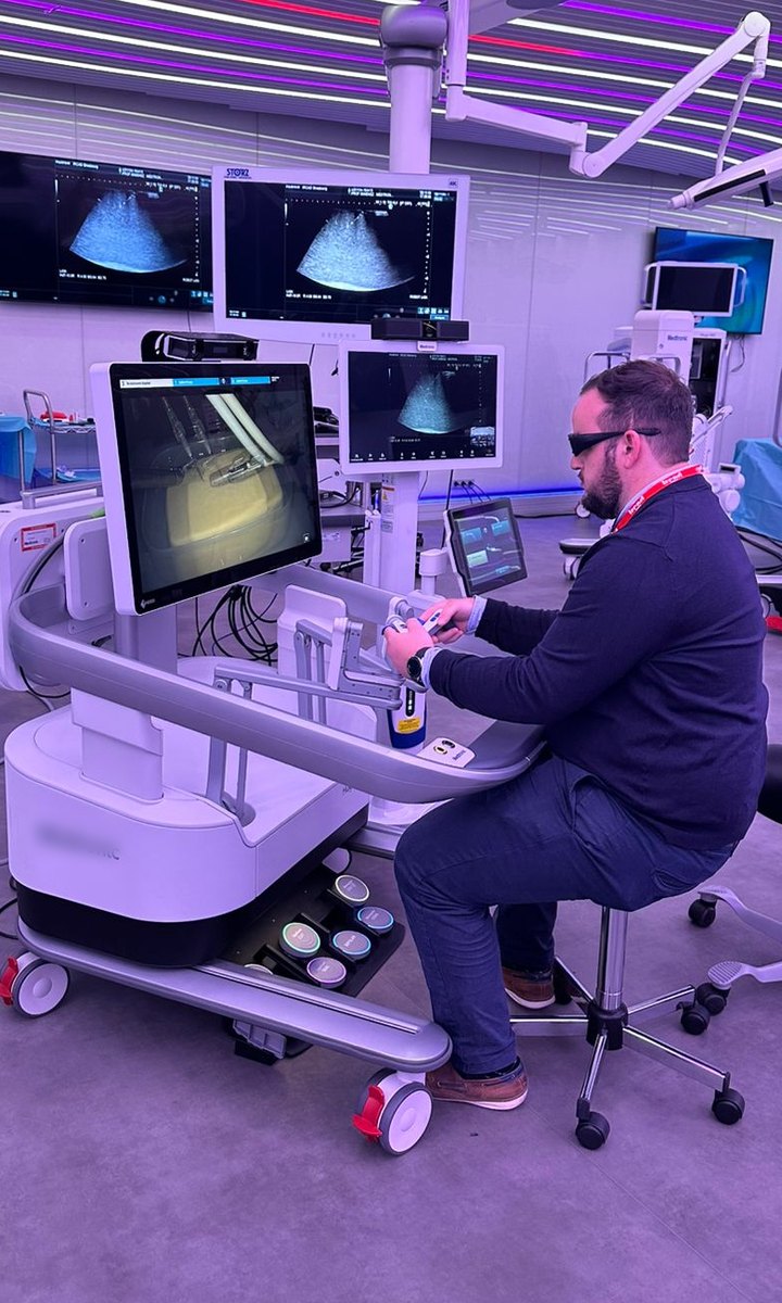 El Dr. Corteggiano en la consola de un robot quirúrgico